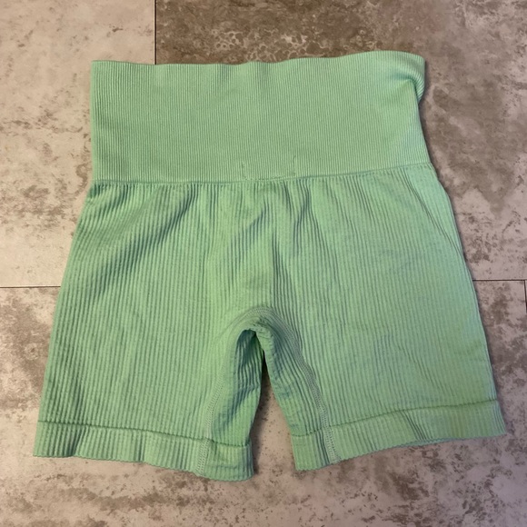 Green colsie biker shorts size: XS - Picture 2 of 4
